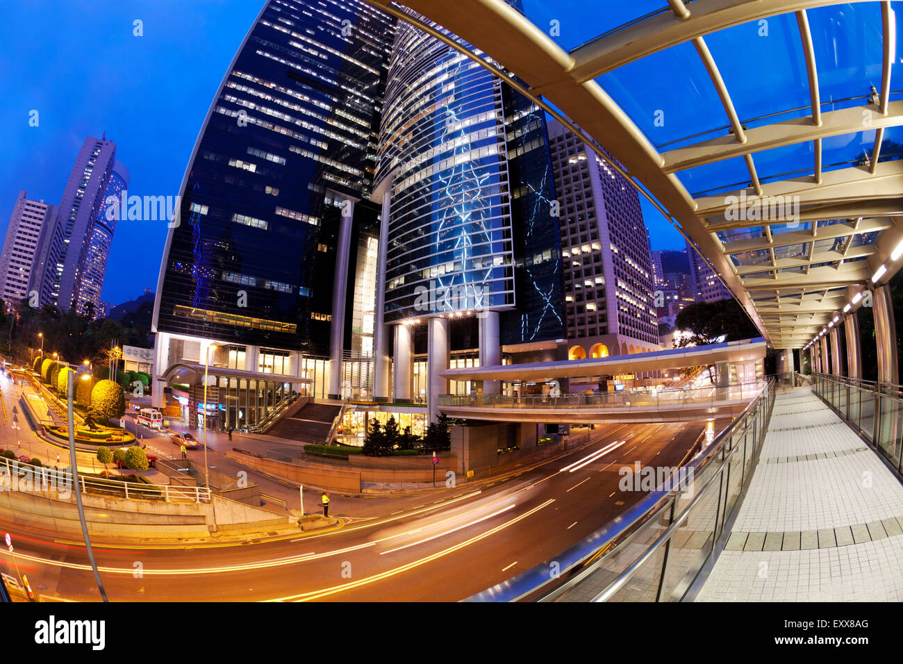 Vista fisheye del città di notte con percorsi di traffico Foto Stock