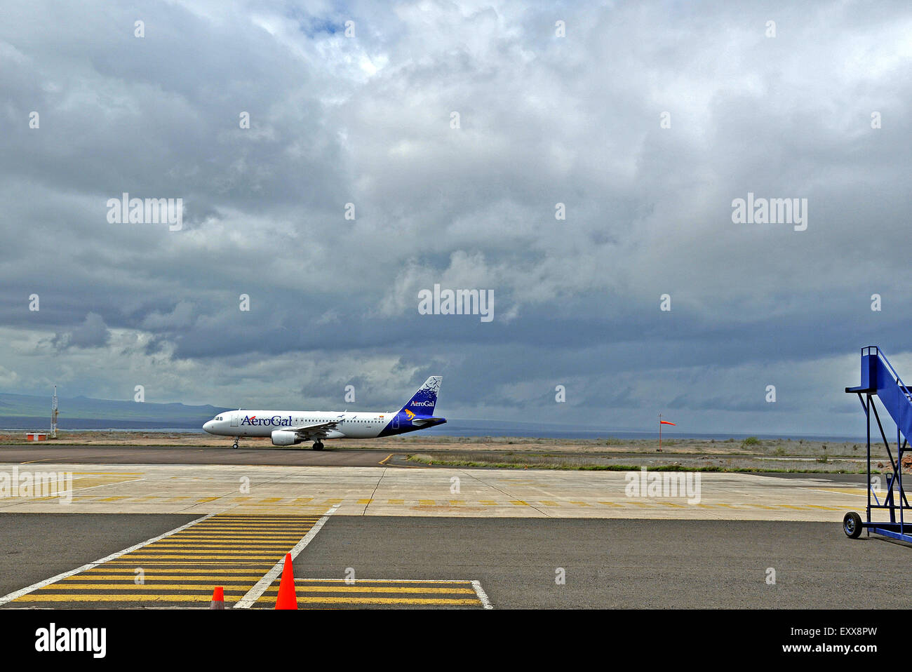 Airbus A320-200 di AeroGal Airlines in atterraggio, Baltra airport, Seymour island, Galapagos, Ecuador Foto Stock