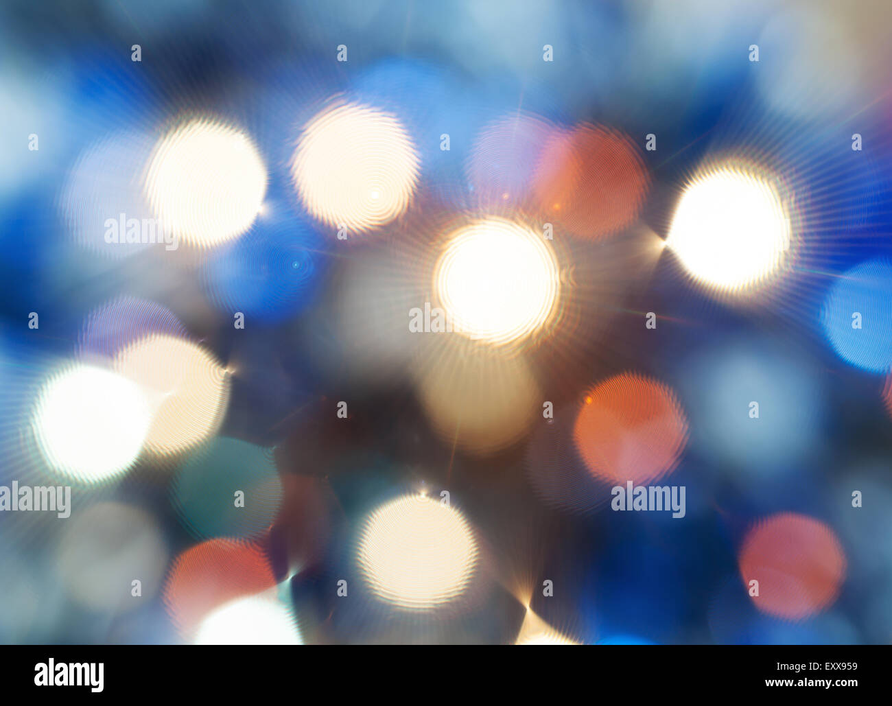 Abstract sfondo sfocato - blu scintillanti luci di Natale dal filtro diffise di le ghirlande elettriche su albero di Natale Foto Stock