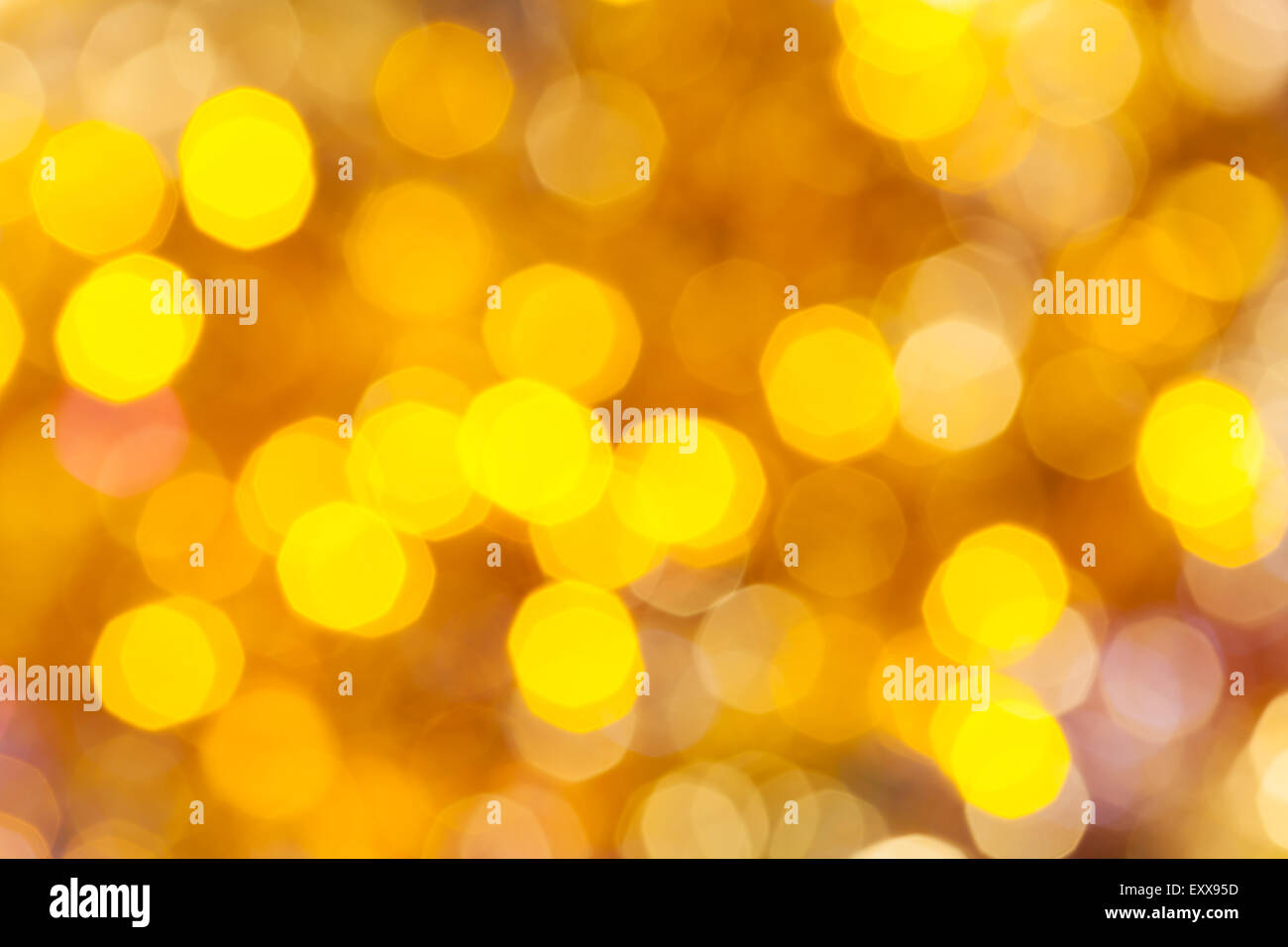 Abstract sfondo sfocato - colorata giallo scintillanti luci di Natale di le ghirlande elettriche su albero di Natale Foto Stock