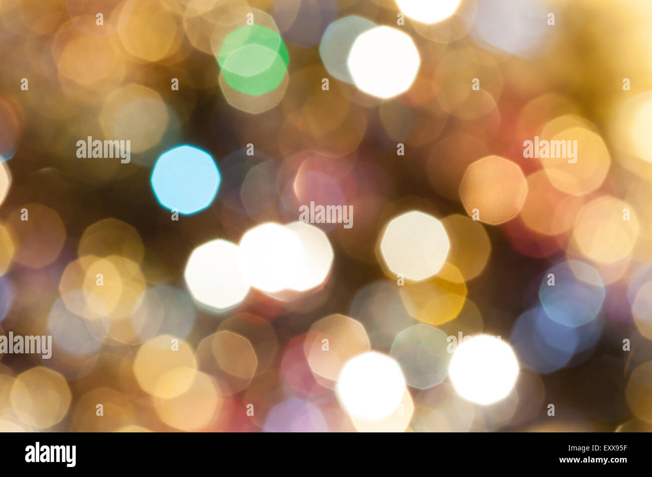 Abstract sfondo sfocato - marrone colorata scintillanti luci di Natale di le ghirlande elettriche su albero di Natale Foto Stock