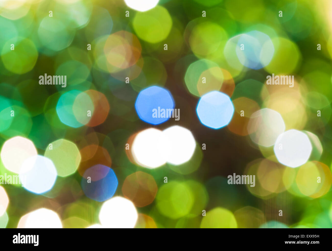 Abstract sfondo sfocato - verde scintillanti luci di Natale di le ghirlande elettriche su albero di Natale Foto Stock