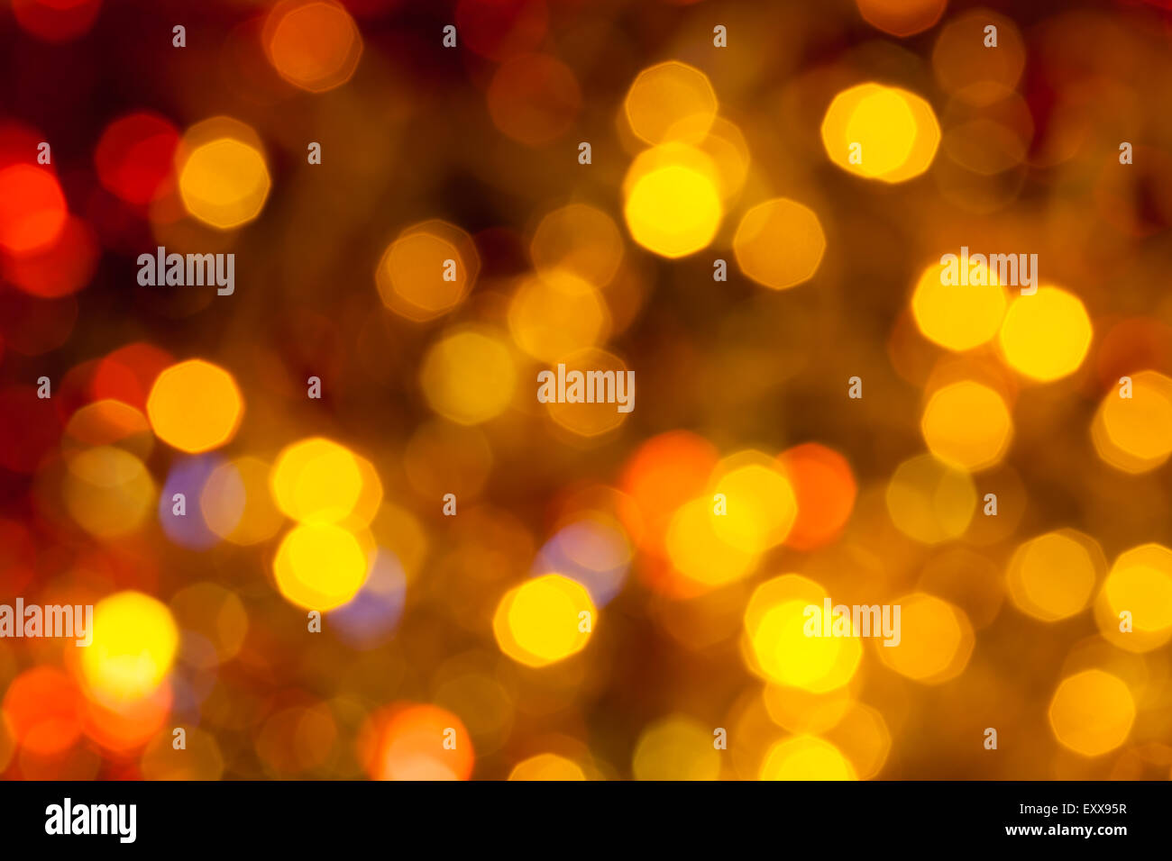 Abstract sfondo sfocato - marrone scuro, giallo e rosso scintillanti luci di Natale di le ghirlande elettriche su albero di Natale Foto Stock