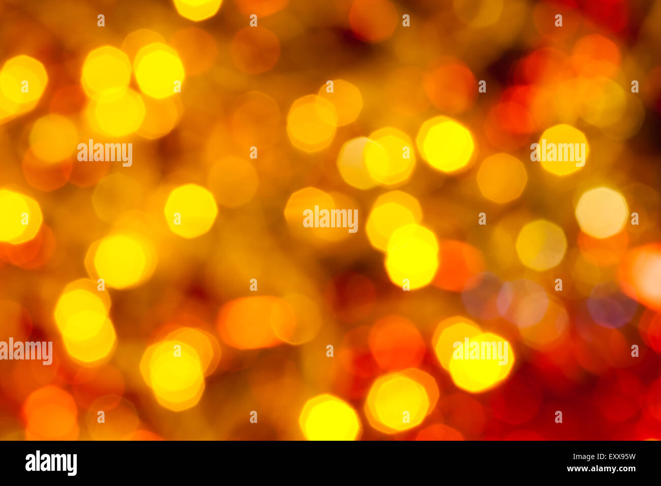 Abstract sfondo sfocato - di colore giallo scuro e rosso lo sfarfallio delle luci di Natale di le ghirlande elettriche su albero di Natale Foto Stock