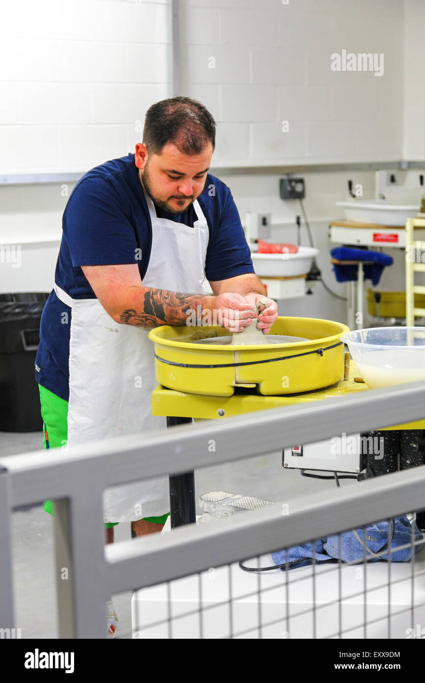 Stoke-on-Trent, Staffordshire, Regno Unito. 17 Luglio, 2015. Un potter su un tornio del vasaio facendo una pentola al Wedgwood Visitor Centre e Museo, Stoke-on-Trent, STAFFS, Inghilterra, il giorno è stato riaperto dopo 6 mesi di chiusura per rinnovo. Venerdì 17th. Luglio 2015 Credit: John Keates/Alamy Live News Foto Stock