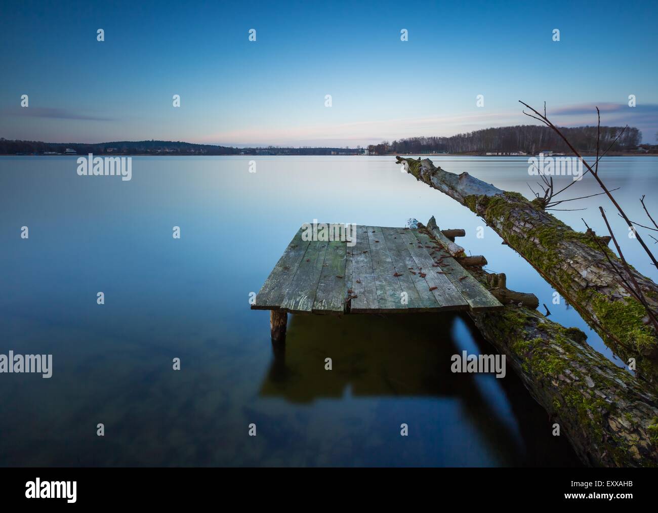 Piccolo molo sul lago, una lunga esposizione foto. Mazury Lake District. Foto Stock