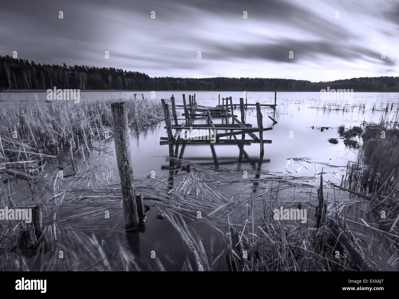 Piccolo molo sul lago, una lunga esposizione foto. Mazury Lake District. Foto Stock