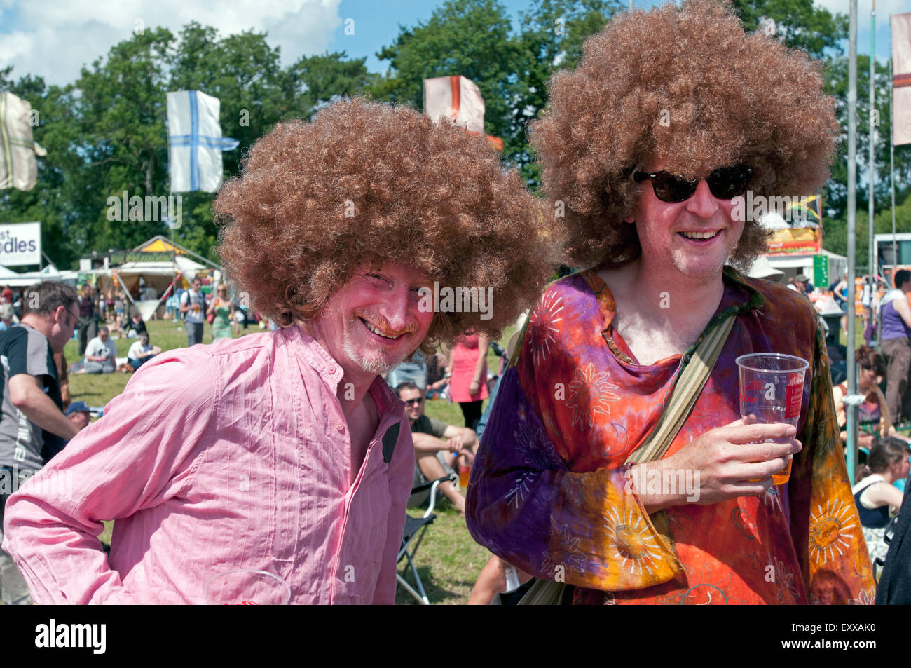 Due ragazzi che indossa abiti fantasiosi afro parrucche al WOMAD world music festival Foto Stock