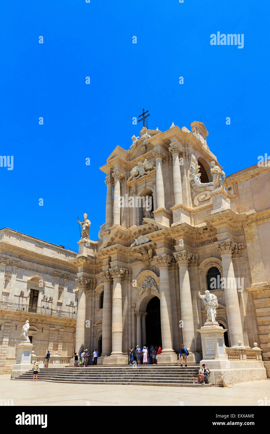 Piazzo del Duomo, Ortigia, Siracusa, in Sicilia con la facciata barocca della chiesa di Santa Lucia alla Badia Foto Stock