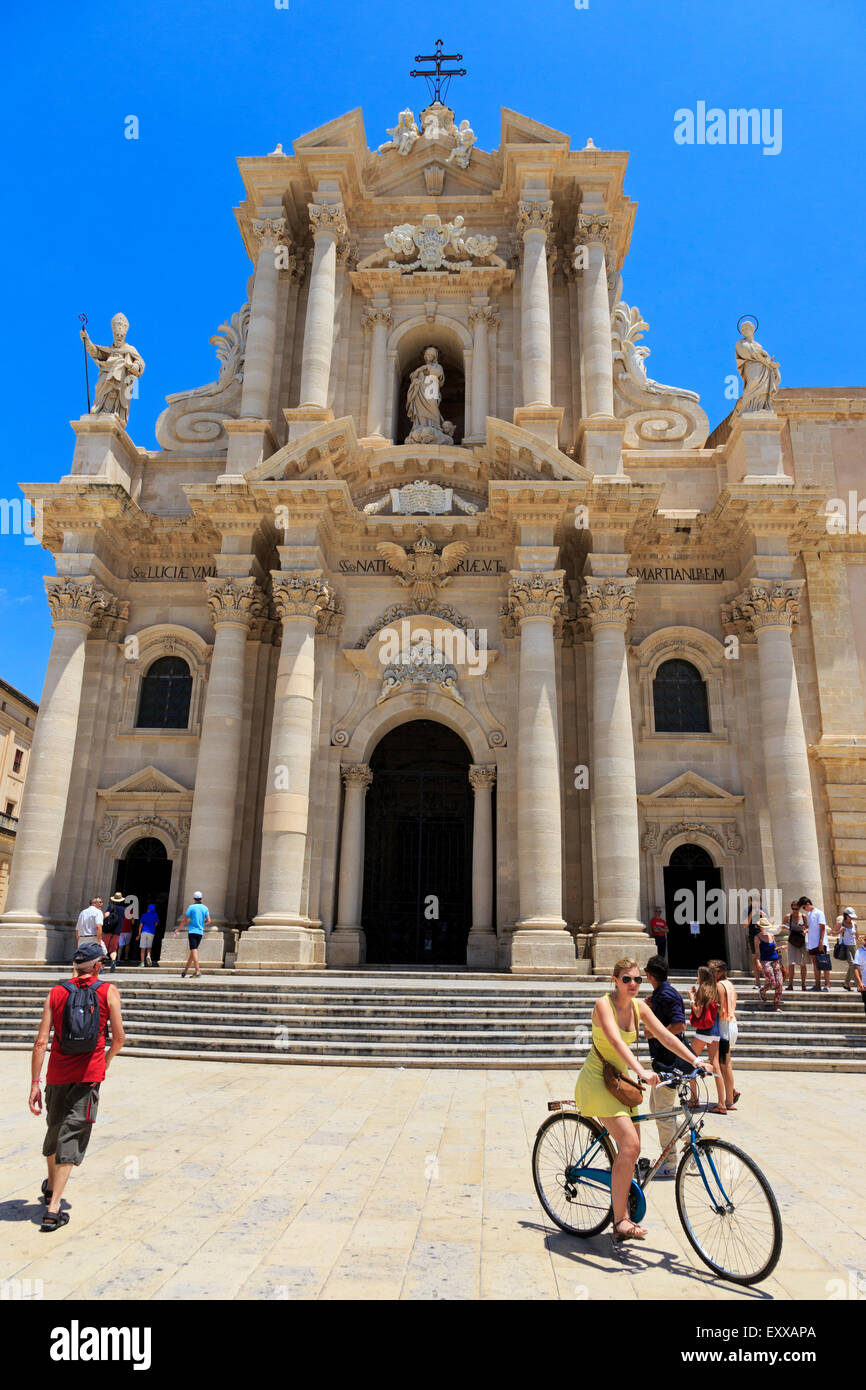 Piazzo del Duomo, Ortigia, Siracusa, in Sicilia con la facciata barocca della chiesa di Santa Lucia alla Badia Foto Stock