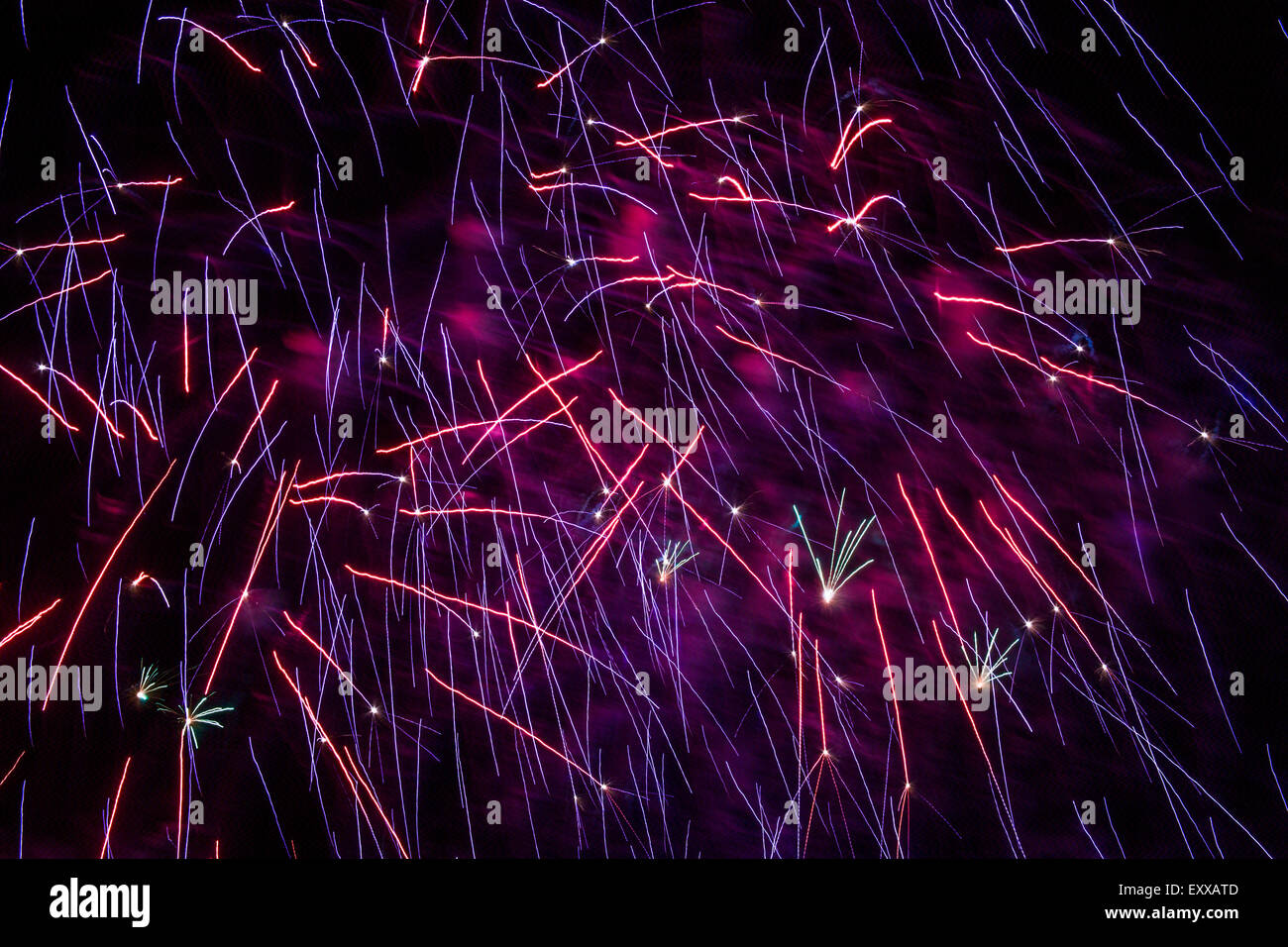 Abstract e splendidi modelli di luce creato da scoppiare i fuochi d'artificio nel cielo notturno, Cincinnati in Ohio, Stati Uniti d'America Foto Stock