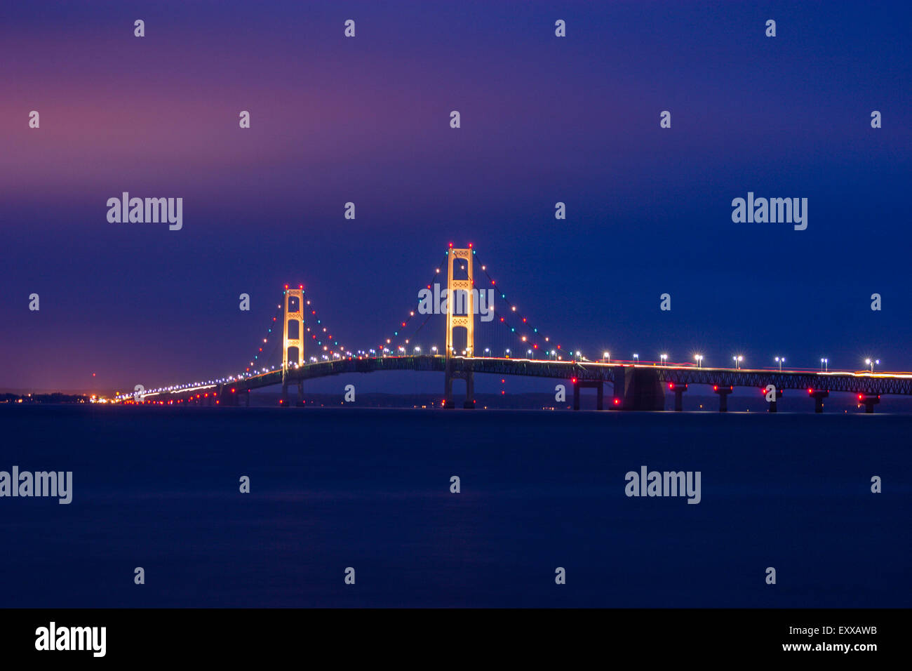 Il maestoso Ponte Mackinaw di notte, Spanning Michigan superiore ed inferiore di penisole, Michigan, Stati Uniti d'America Foto Stock