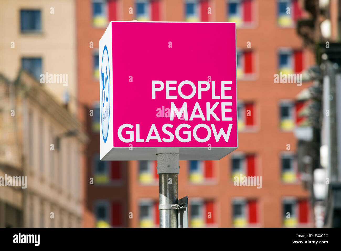 Le persone fanno Glasgow segno nel centro della città, Scozia, Regno Unito Foto Stock