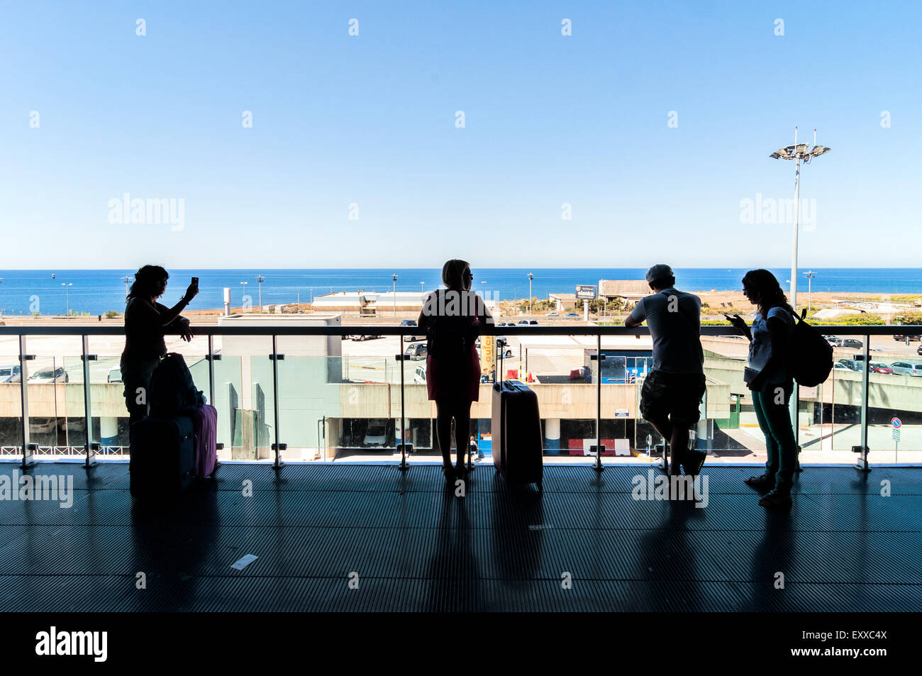 PALERMO, Italia - 27 agosto 2014: passeggeri attendere per i loro voli sulla terrazza all'aeroporto Falcone Borsellino di Palermo, Italia. Foto Stock