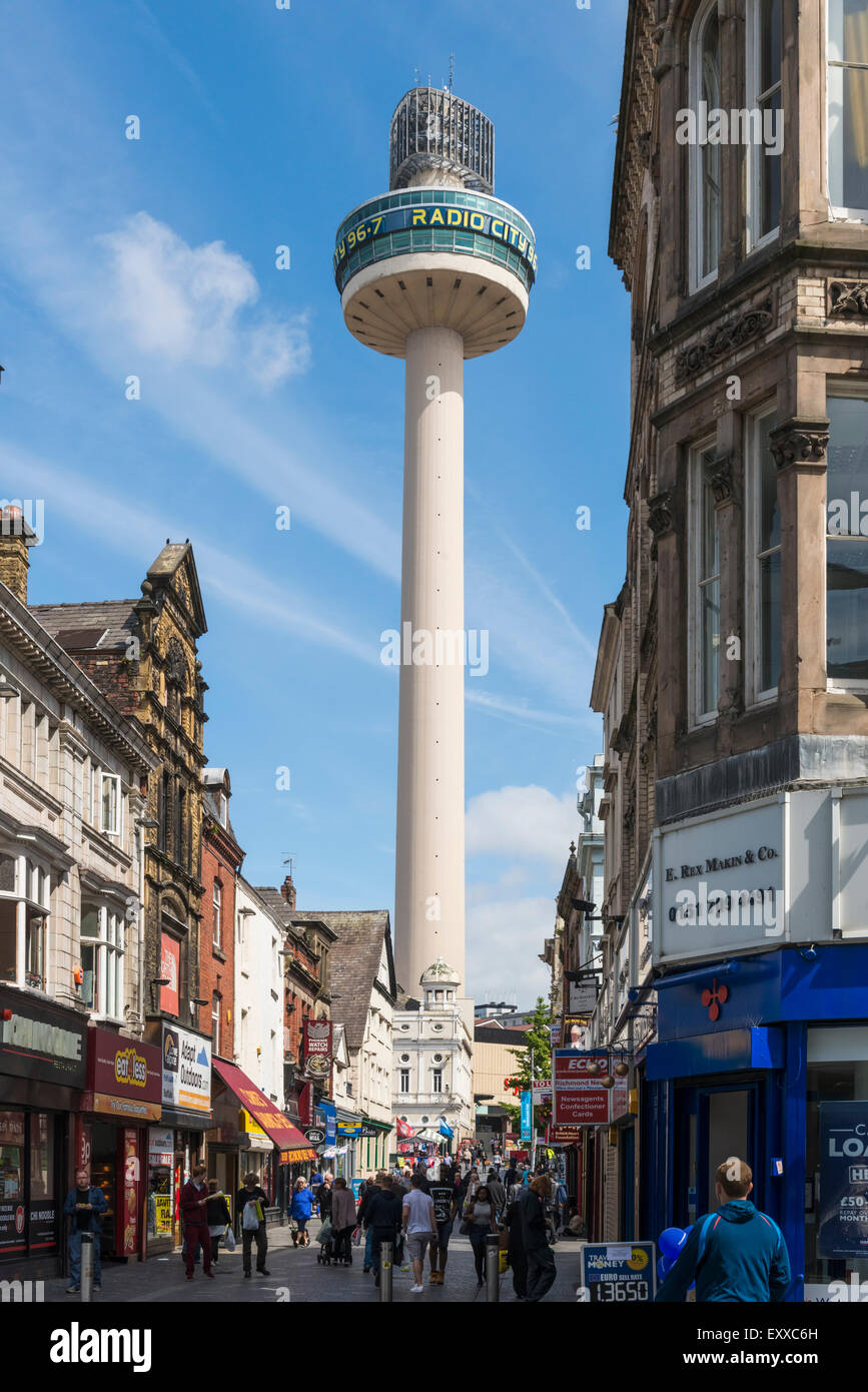 Radio City Tower e la strada dello shopping con gli amanti dello shopping nel centro di Liverpool, in Inghilterra, Regno Unito Foto Stock
