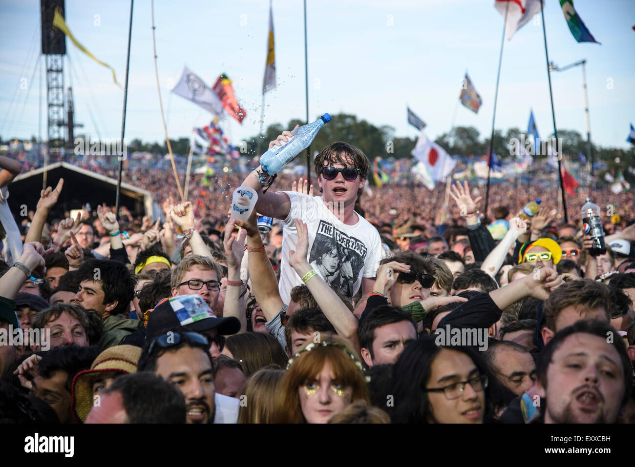 The Libertines gioca Glastonbury Festival presso l'azienda agricola degna il 26/06/2015 presso l'azienda agricola degna, Glastonbury. Persone nella foto: una grande folla formata e ci siamo goduti lo spettacolo. Foto di Julie Edwards Foto Stock