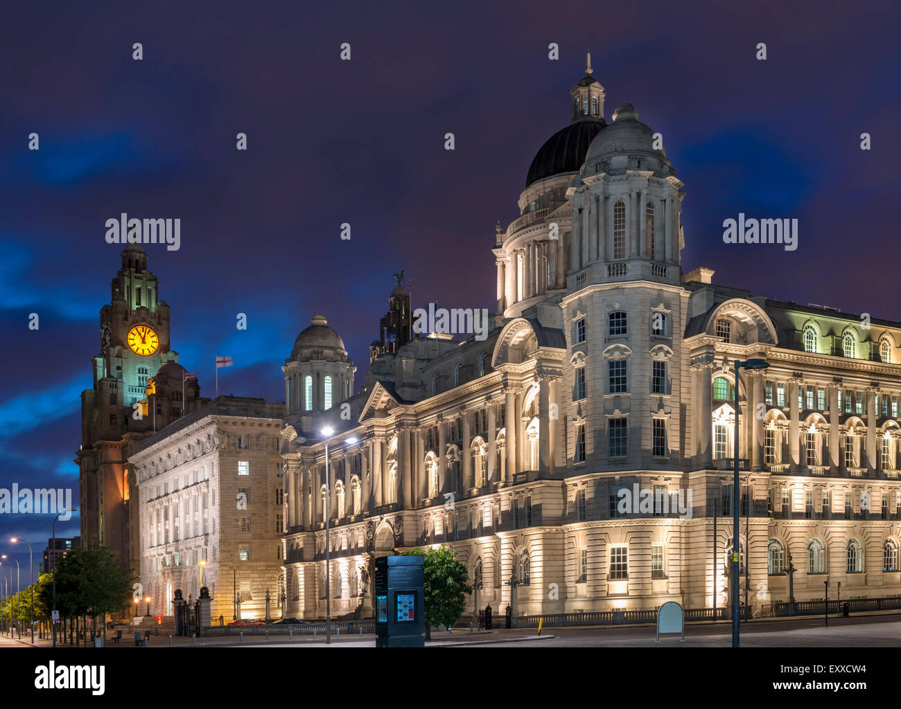 Liverpool Docks, Inghilterra, Regno Unito - Veduta notturna del Port of Liverpool Building o The Dock Office ai docks Foto Stock
