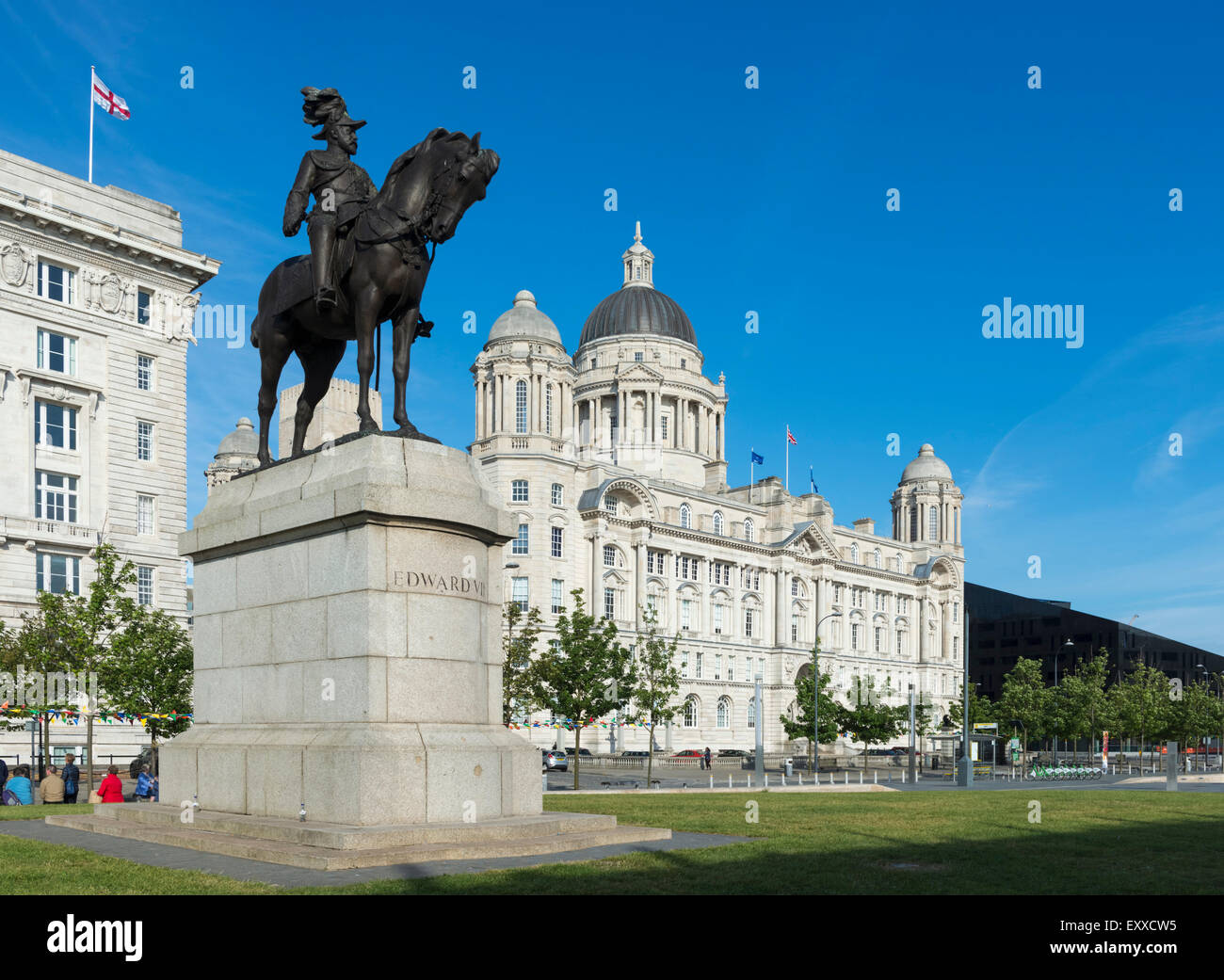 Statua di Edward Vll davanti al Porto di Liverpool edificio, il Dock Office, Liverpool, in Inghilterra, Regno Unito Foto Stock