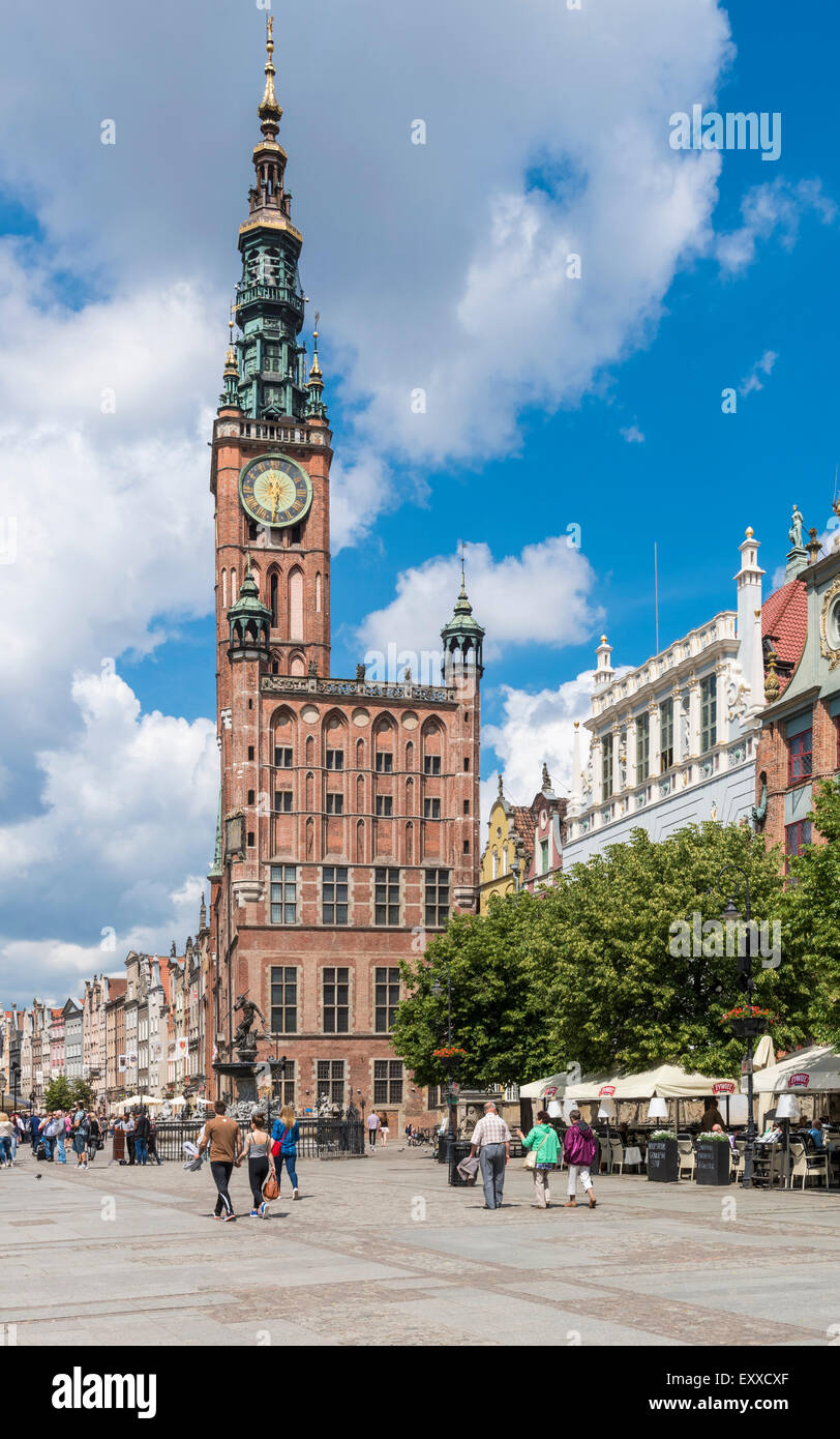 La lunga strada (ulica Dluga) e il Municipio principale di Danzica, Polonia, Europa Foto Stock