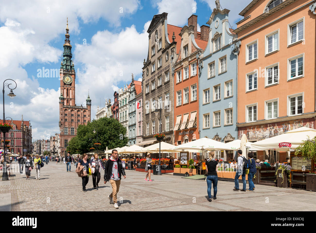 Edifici vecchi e ristoranti su Long Street o Mercato Lungo (ulica Dluga) e il Municipio principale di Danzica, Polonia, Europa Foto Stock