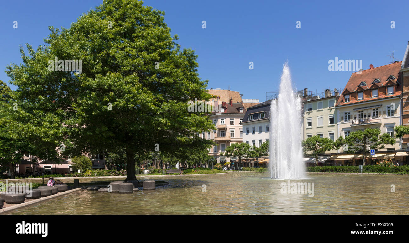 Fontana in una piazza di Baden-Baden, nella Foresta Nera, Baden-Württemberg, Germania, Europa Foto Stock