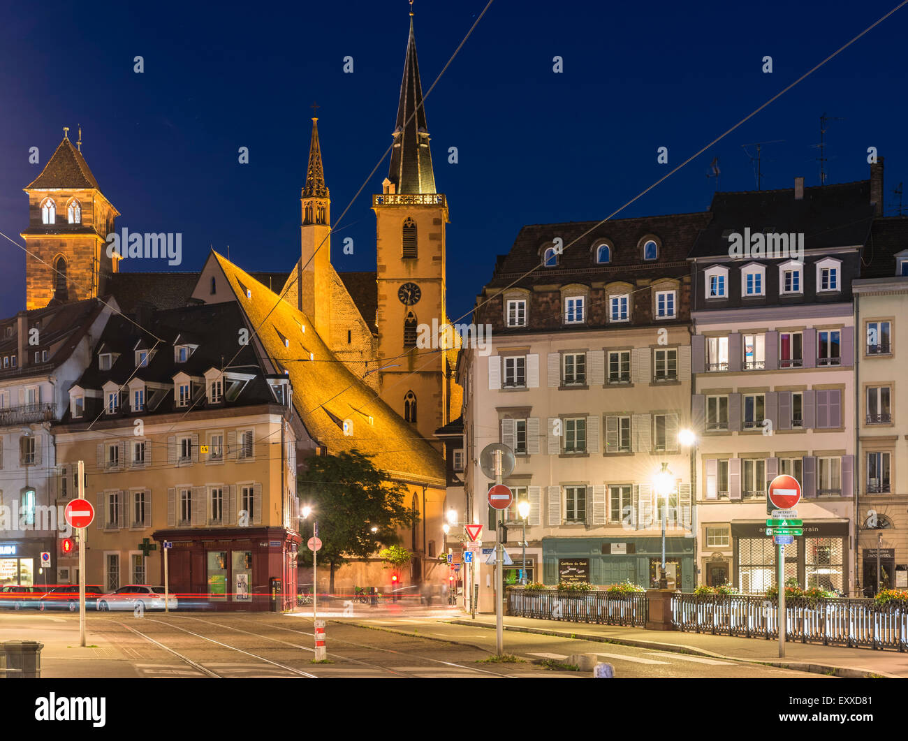 Strasburgo durante la notte che mostra la chiesa di St Pierre-le-Vieux, Strasburgo, Francia, Europa Foto Stock
