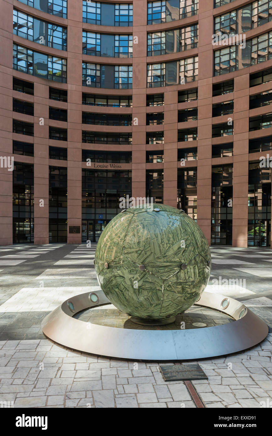 Il cortile all'interno dell'edificio del Parlamento europeo a Strasburgo, Francia, Europa Foto Stock
