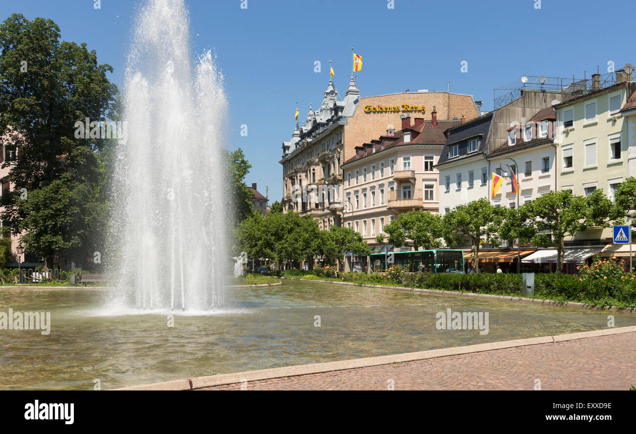 Fontana nella città termale di Baden-Baden, Baden-Württemberg, Germania, Europa Foto Stock
