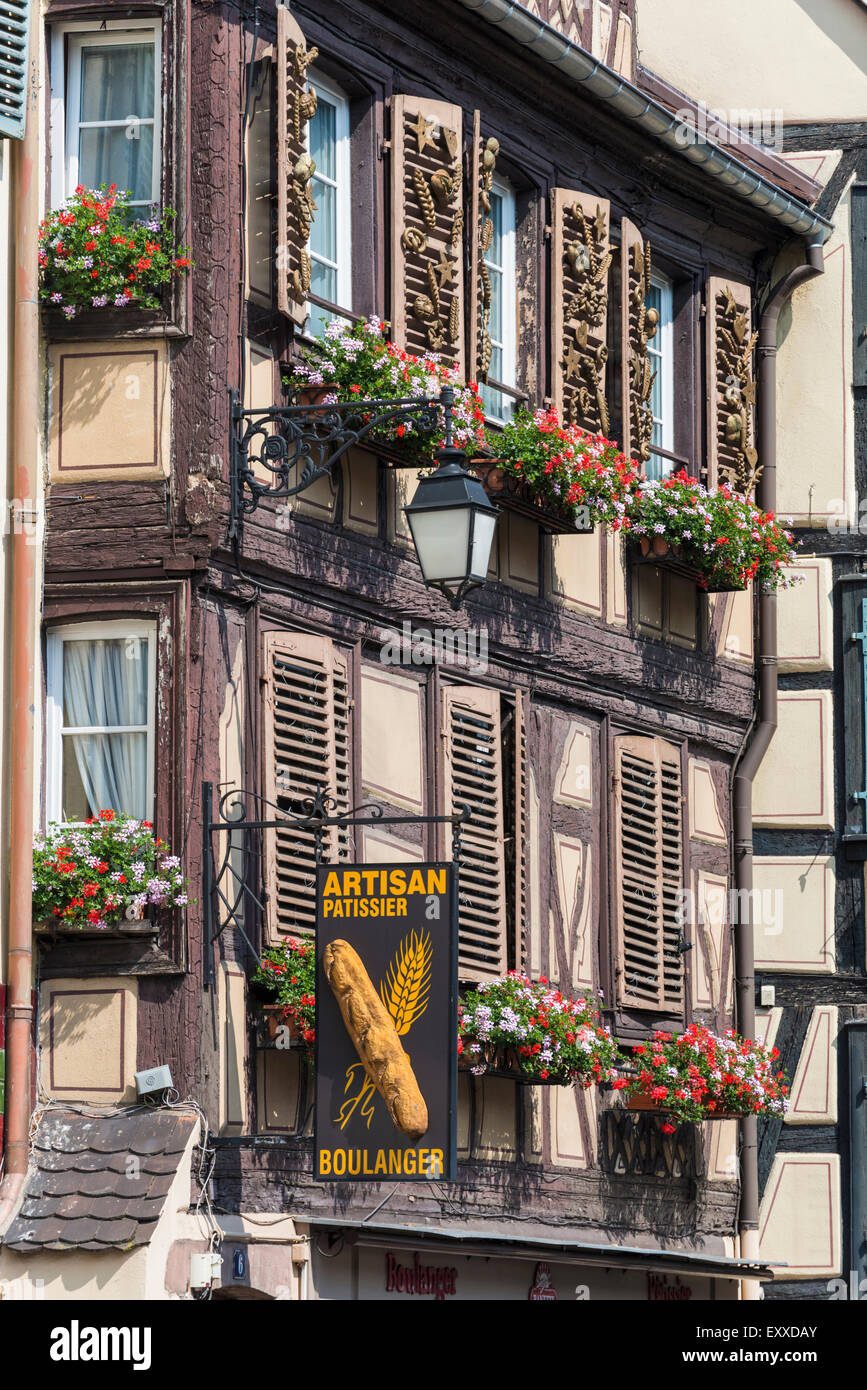 Negozio con travi di legno con persiane alle finestre, tipico della città vecchia di Colmar, Alsazia, Francia, Europa Foto Stock