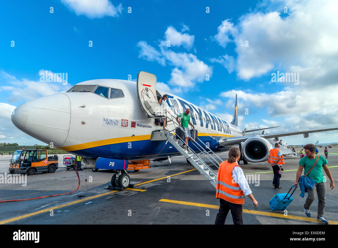 PISA, Italia - 21 agosto 2014: i passeggeri Ryanair deplane aereo Jet dopo lo sbarco in aeroporto di Pisa, Italia. Foto Stock