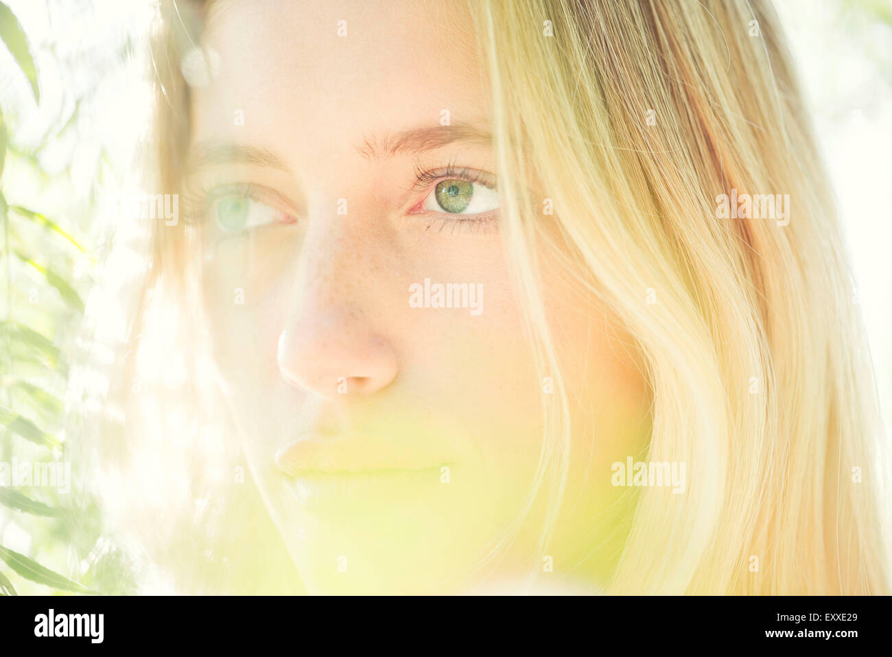 Donna fantasticando, ritratto Foto Stock