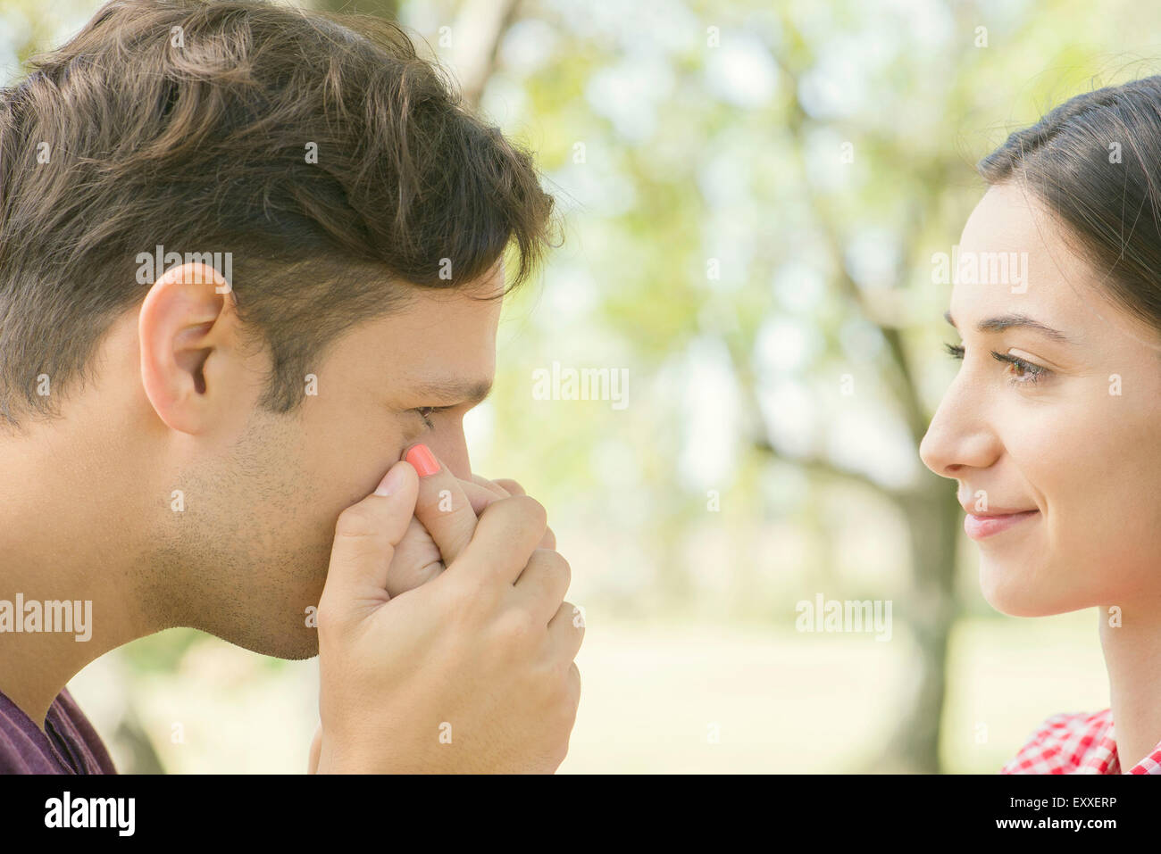 Coppia insieme all'aperto, uomo donna baciare la mano Foto Stock