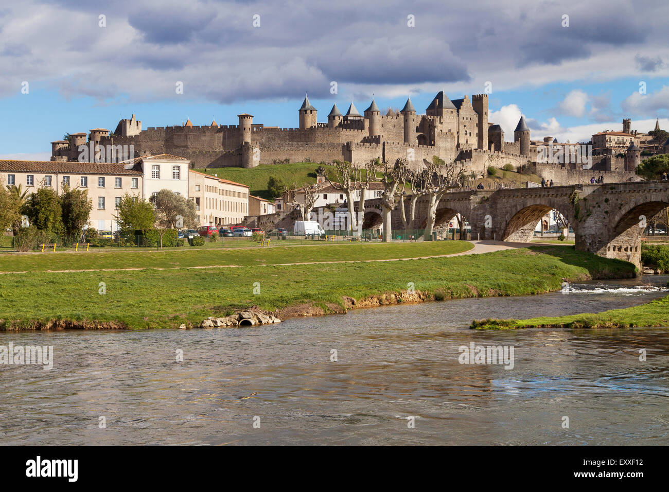 Cite de Carcassonne dal fiume Aude, Languedoc-Roussillon, Francia. Foto Stock