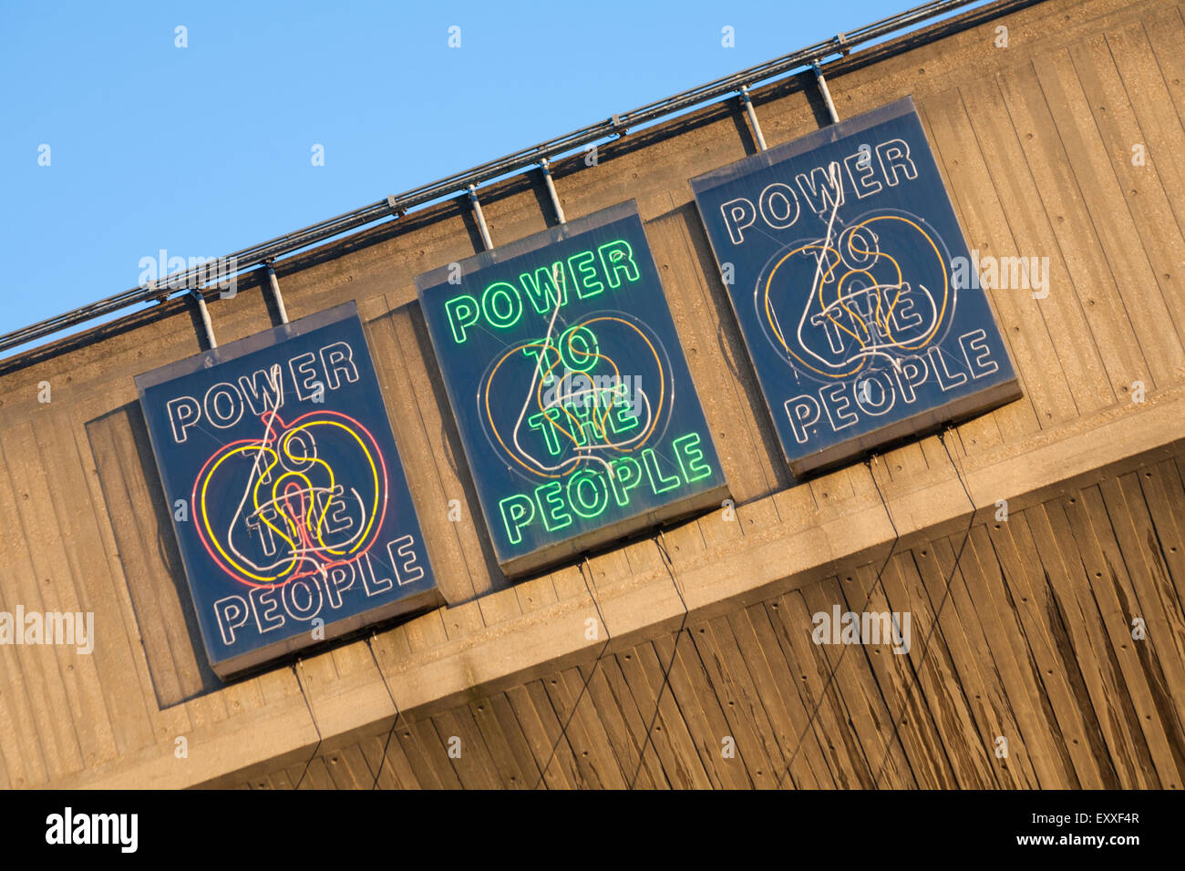 Potere al popolo illuminati al neon segni di Purcell Room, Queen Elizabeth Hall South Bank di Londra nel maggio Foto Stock