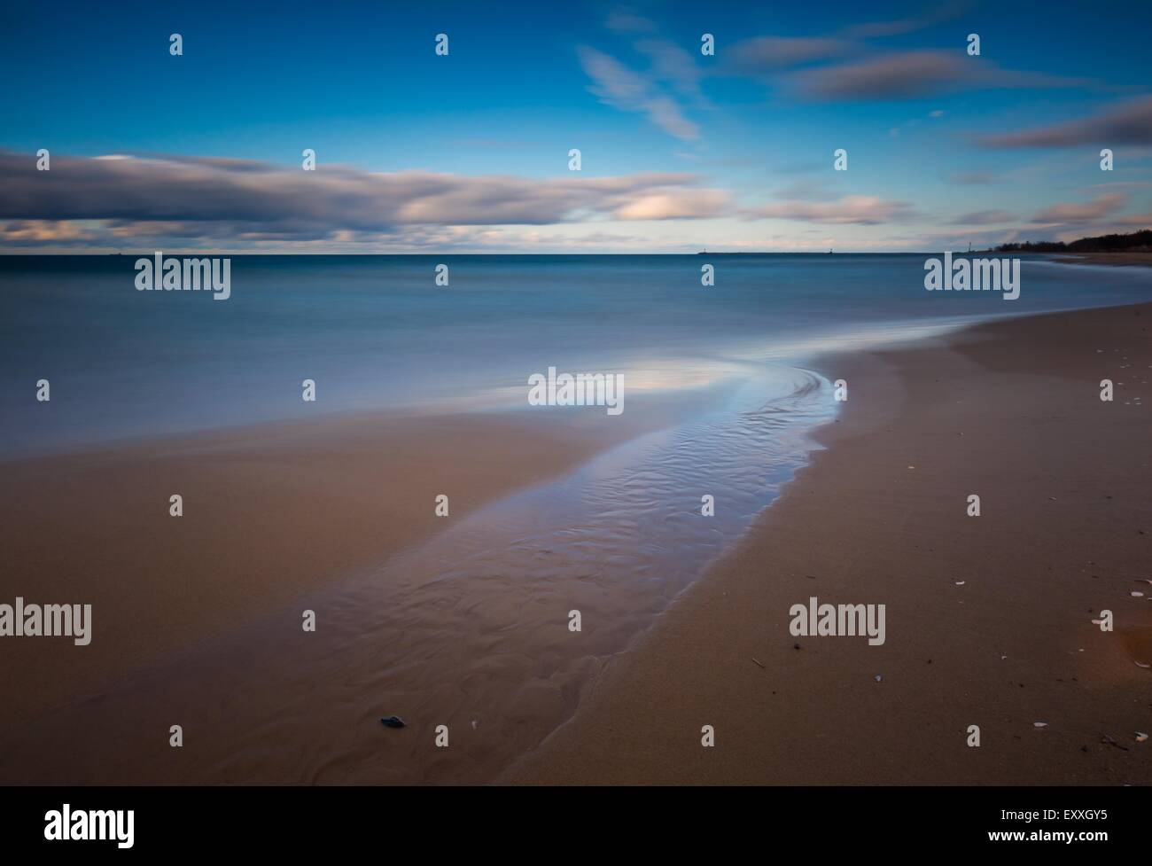 Bella sabbia riva del mare. Mar baltico. Una lunga esposizione foto. Foto Stock