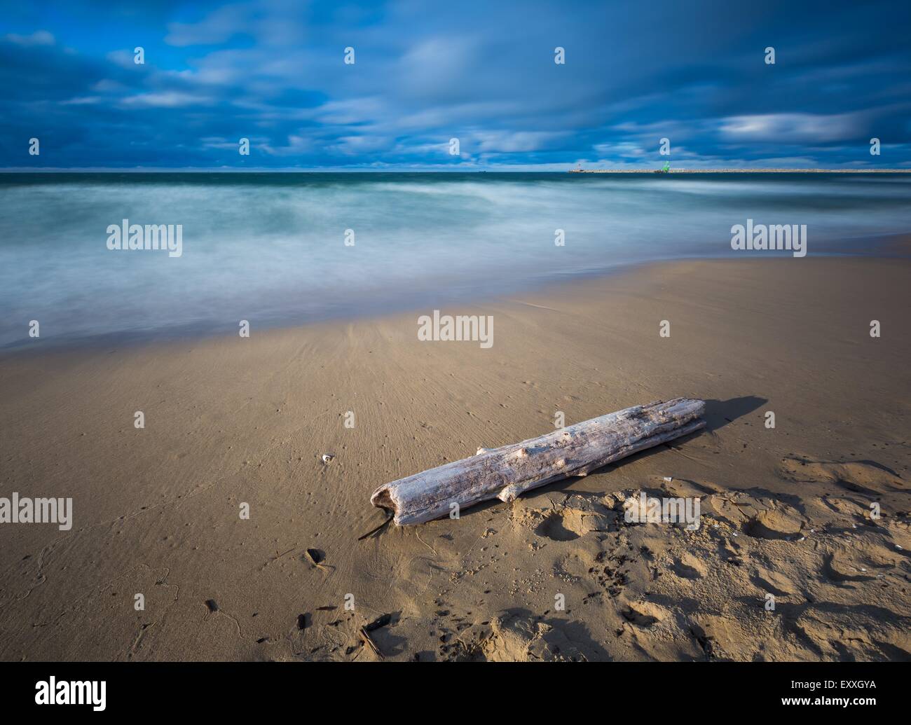 Splendido Mare di Sabbia a riva con driftwood. Mar baltico. Una lunga esposizione foto. Foto Stock