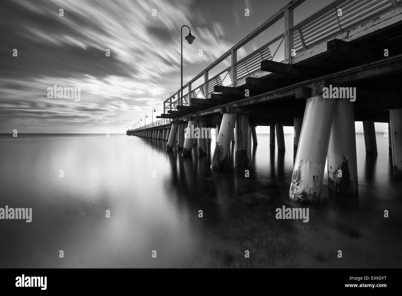 Bella lunga esposizione seascape con molo in legno. Pier in Orlowo, Gdynia in Polonia. Foto Stock