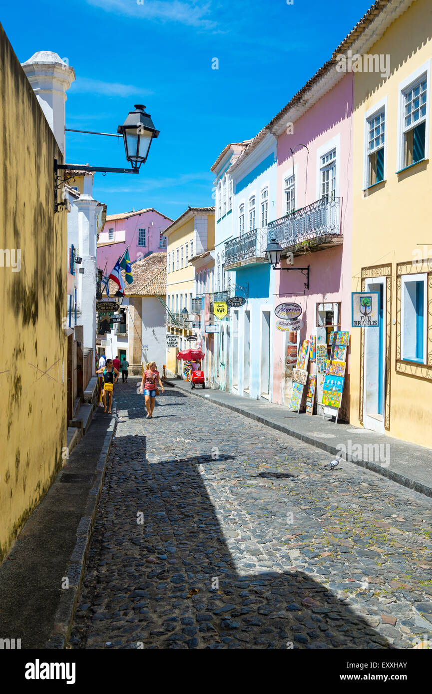 SALVADOR, Brasile - MARZO 12, 2015: vita quotidiana lungo la strada di ciottoli circondata da edifici coloniali in Pelourinho. Foto Stock