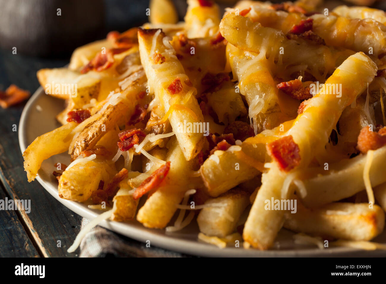 In casa il formaggio salato patatine fritte con pancetta Foto Stock