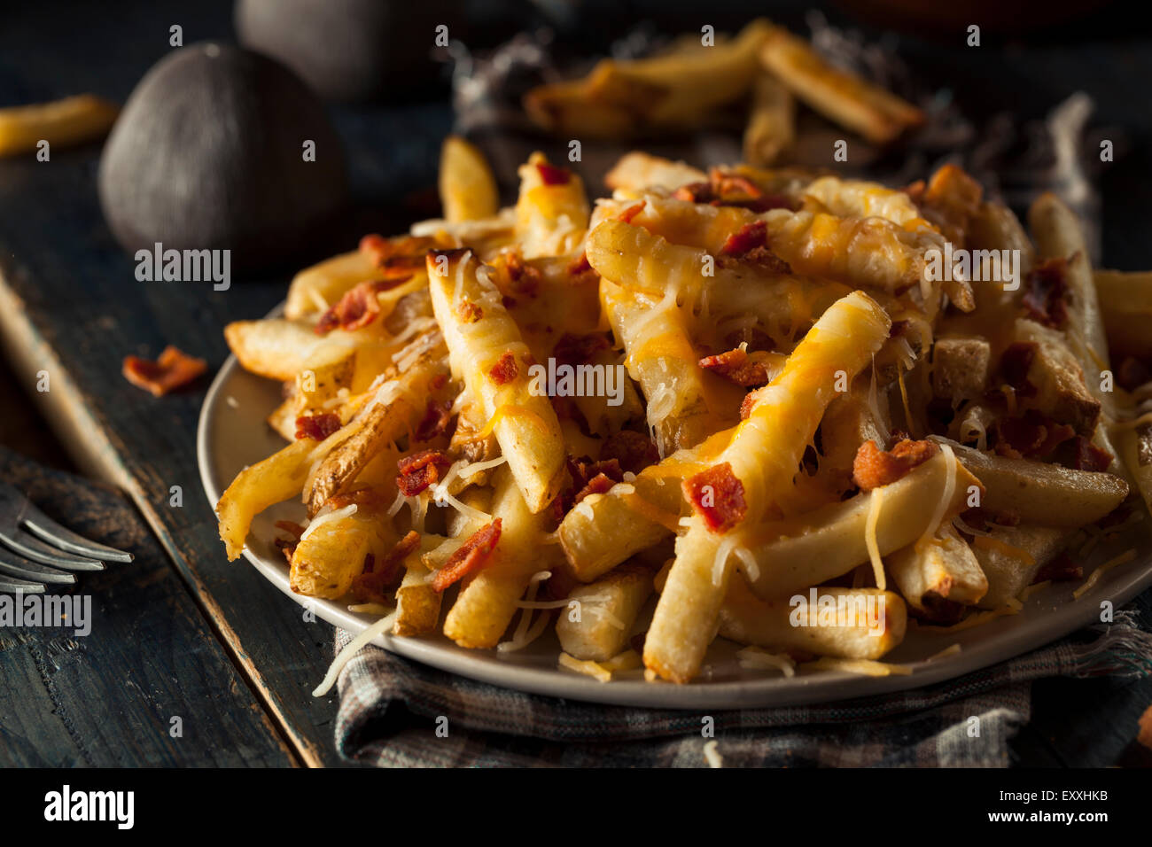 In casa il formaggio salato patatine fritte con pancetta Foto Stock