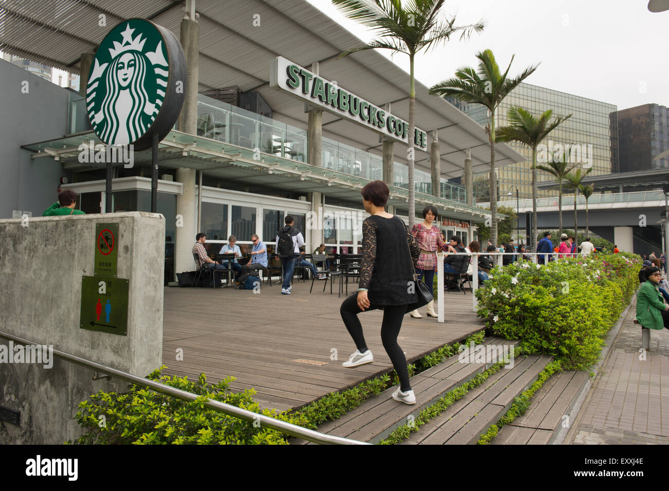 Starbucks Coffee shop situato in Tsim Sha Tsui Promenade, Hong Kong, Cina. Foto Stock