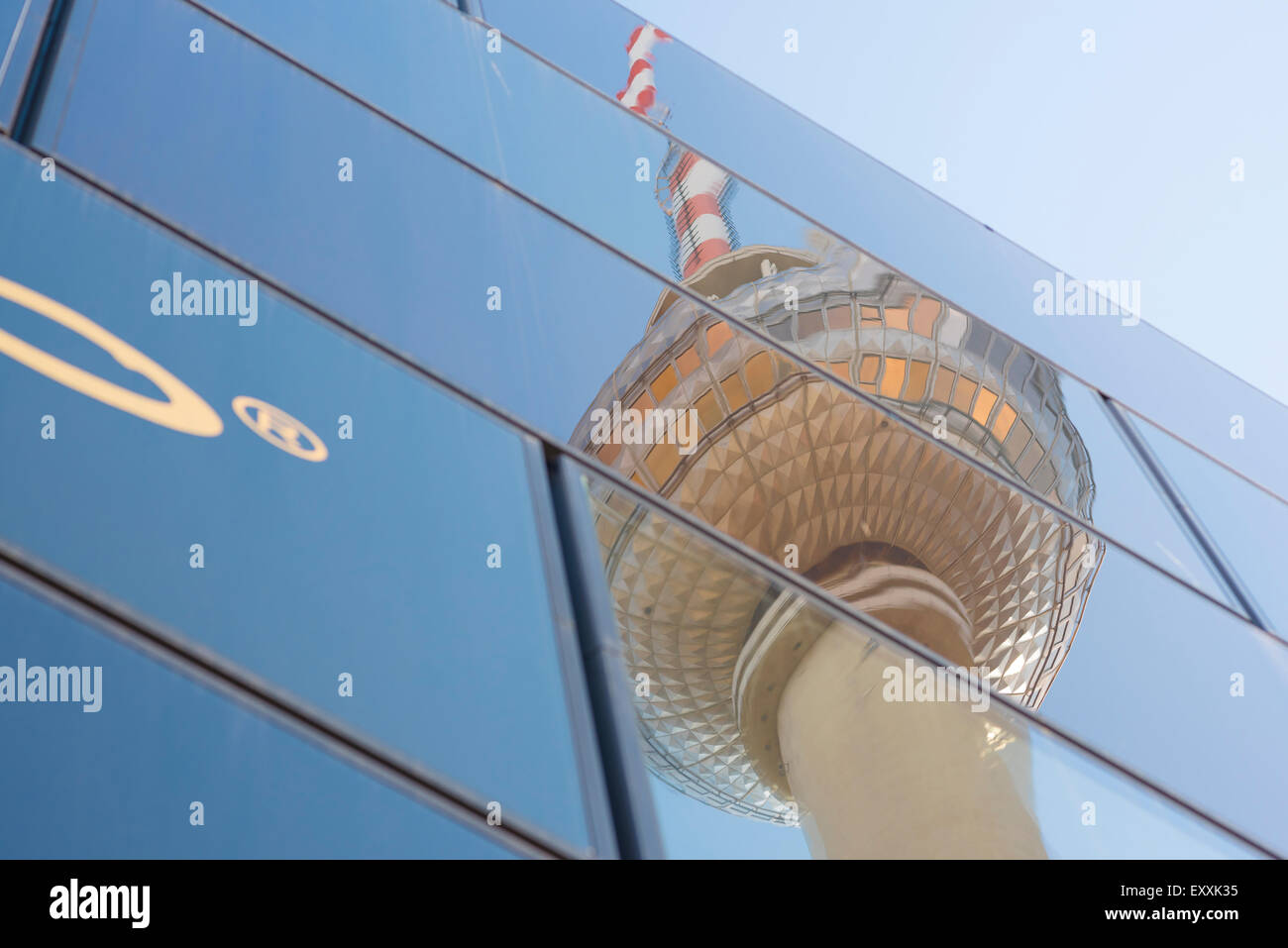 Fernsehturm Berlin, vista del 365 metro alta torre della televisione si riflette in un'Alexanderplatz department store, Berlino, Germania. Foto Stock