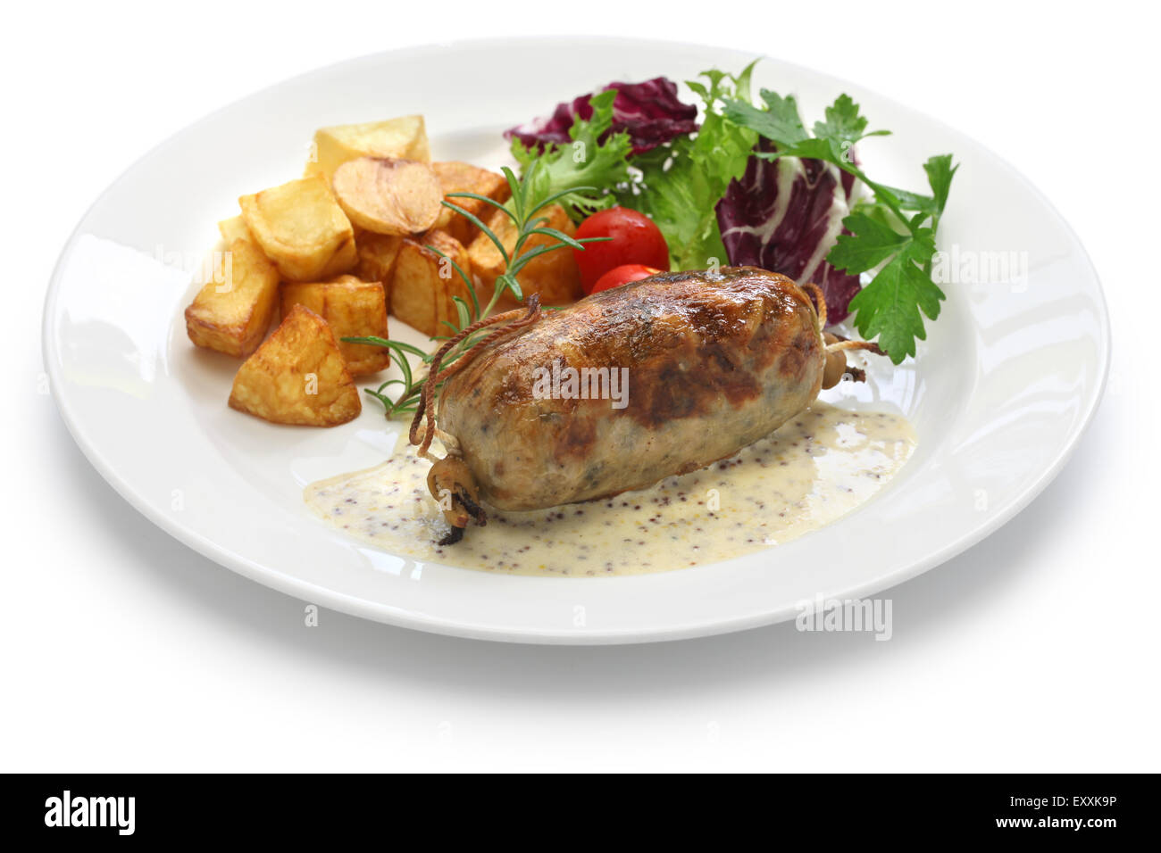 Andouillette, lyonnaise salsiccia, cibo francese isolati su sfondo bianco Foto Stock