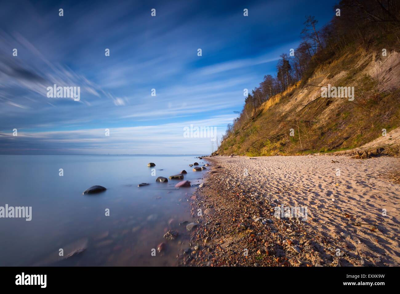 Bellissimo Mar Baltico shore con grande scoglio a Gdynia Orlowo. Spiaggia Lunga esposizione foto. Foto Stock