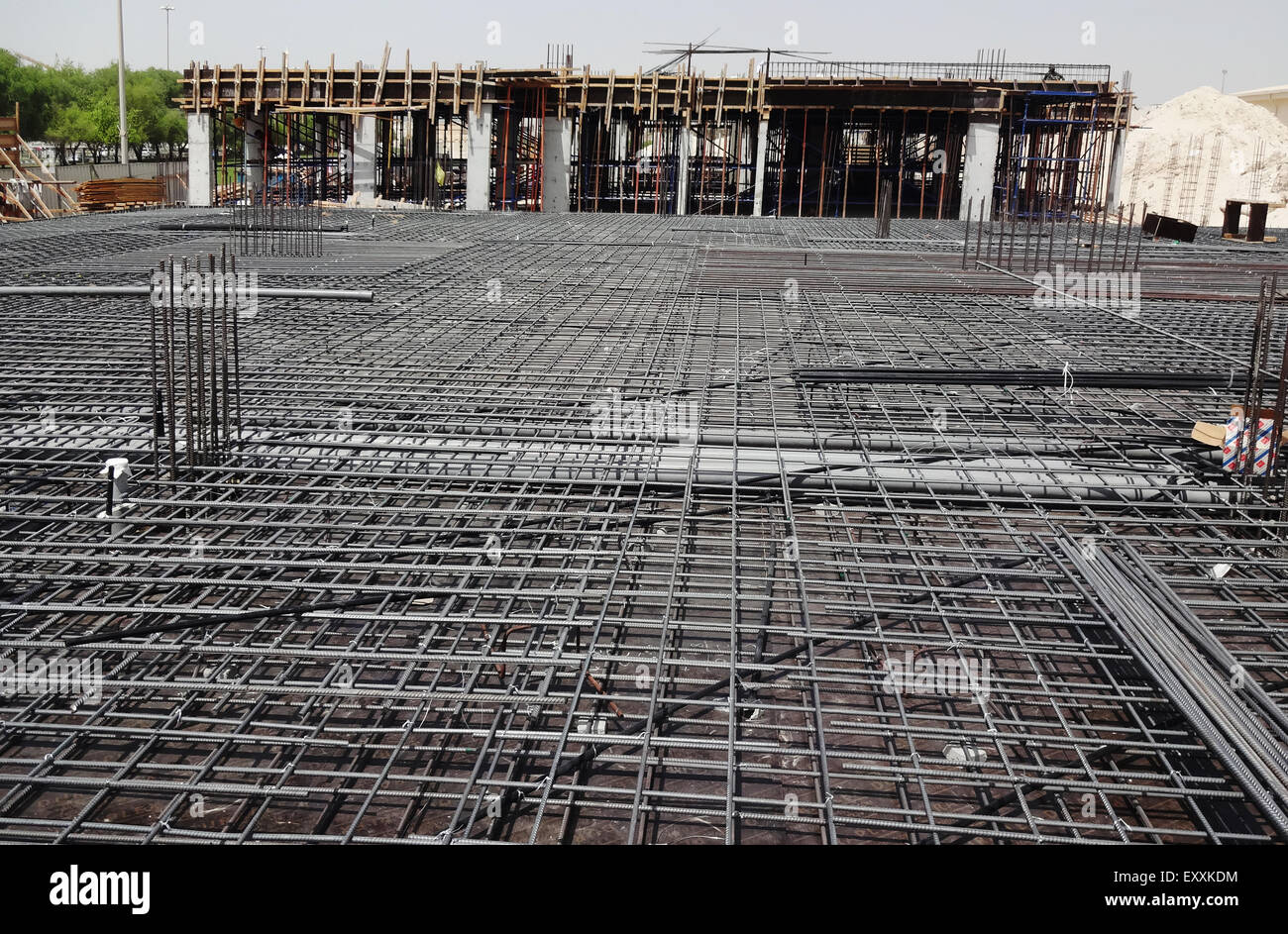 Anima di rinforzo di acciaio per la lastra di un edificio residenziale, pronto per la colata di cemento Foto Stock