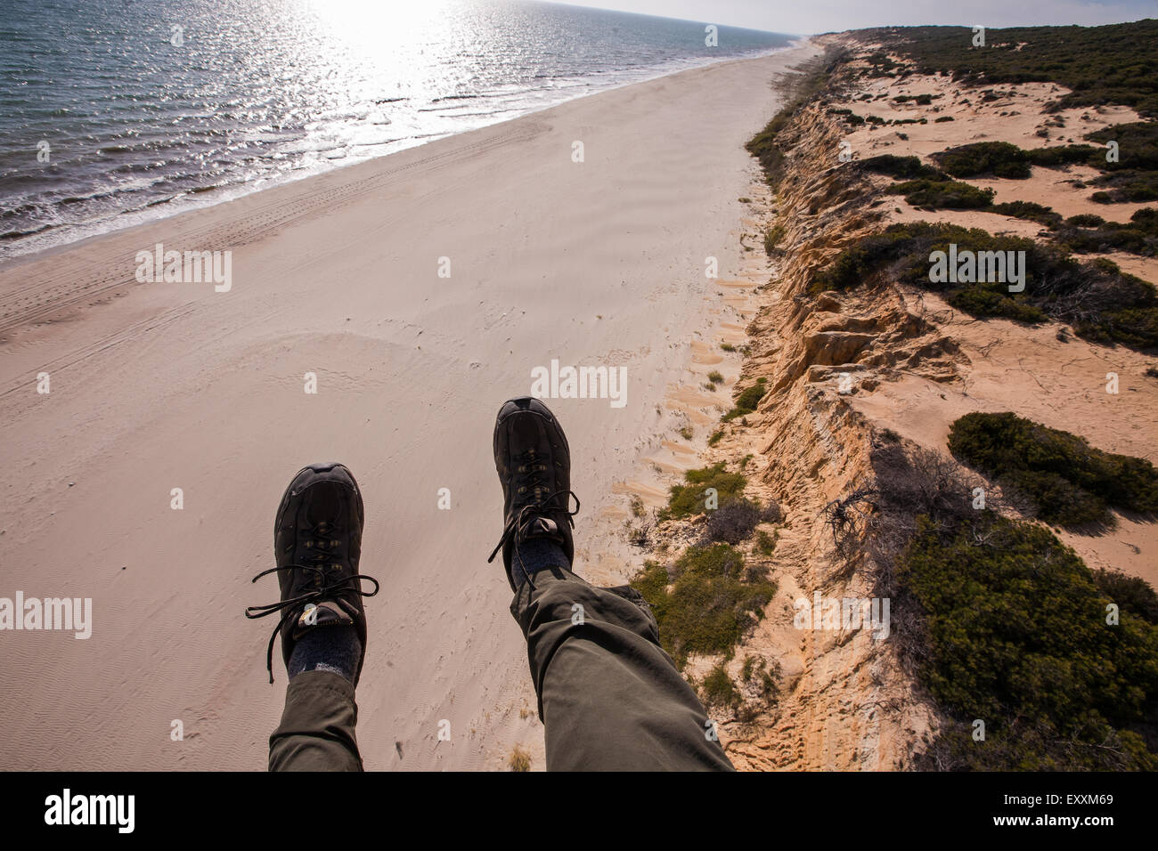 Parapendio in tandem volo sopra costa nel Parco naturale Donana, sud dell'Andalusia, Spagna, Europa. Modello rilasciato. ME, Paolo. Foto Stock