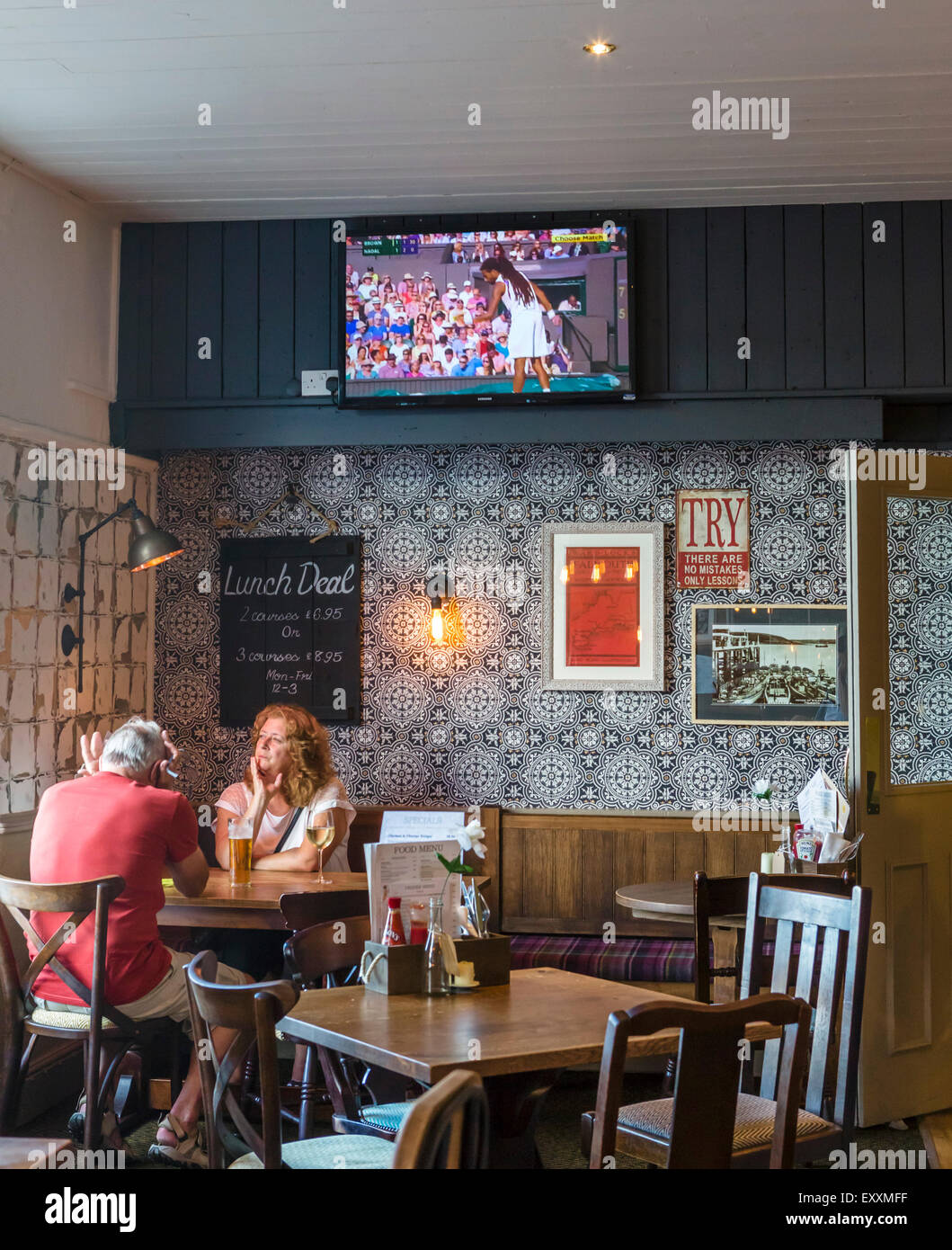 La visione di Wimbledon Tennis in banchina Inn, Colchester, England, Regno Unito Foto Stock