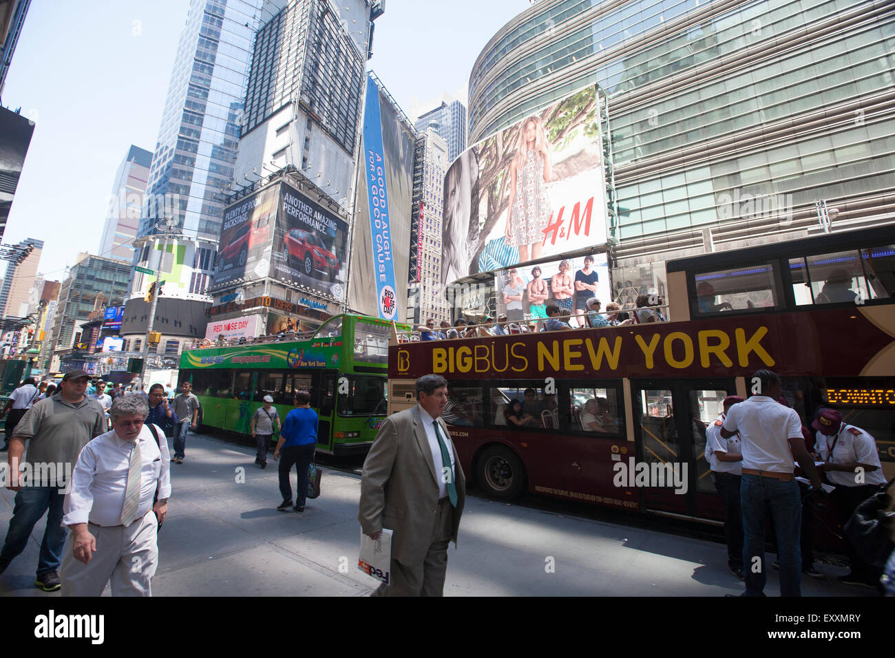 NEW YORK - 29 Maggio 2015: Times Square occupato con cittadini e turisti. Più di 300 mila persone visitano questa piazza ogni giorno. Foto Stock