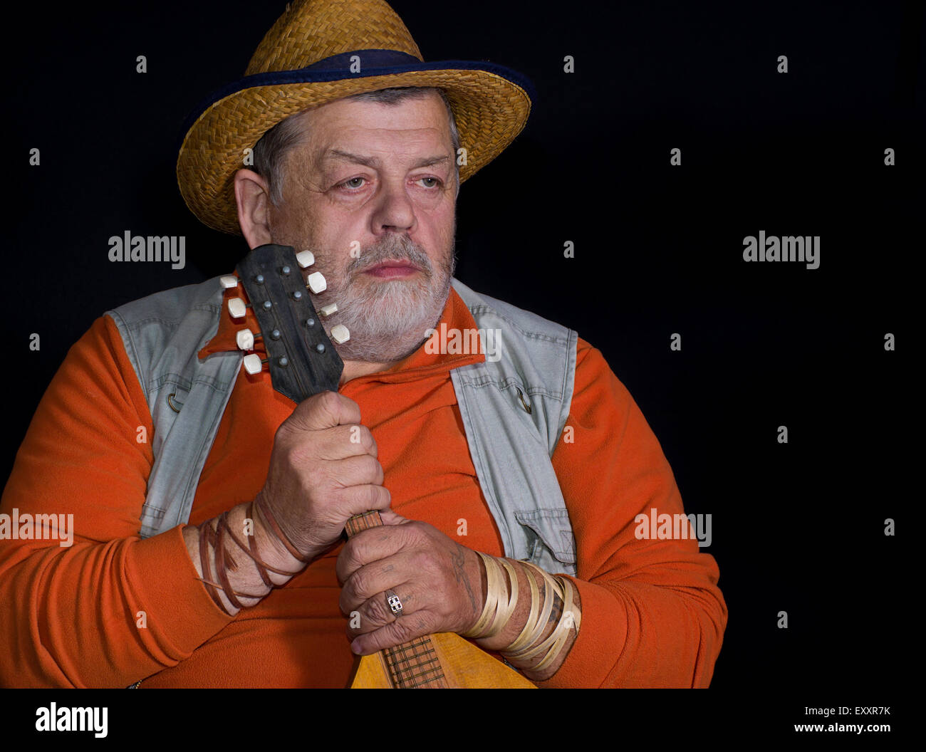 Bel ritratto di un musicista senior con il mandolino nella contemplazione Foto Stock