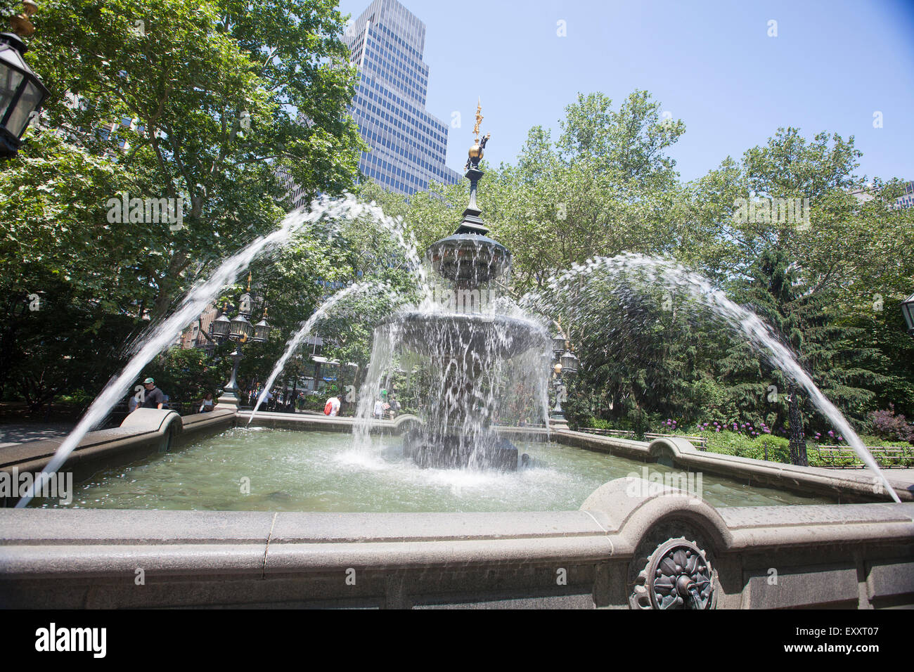 NEW YORK - 30 Maggio 2015: City Hall Park in Manhattan. Circondato da secolari maestosi edifici governativi che risalgono a t Foto Stock